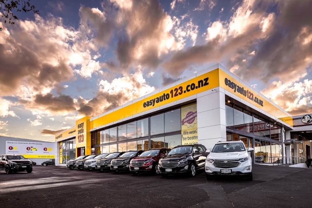 Car-dealer-easy-auto-123-fitout